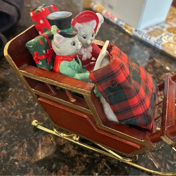 Vintage RARE HTF Enesco "Sleigh Ride" mice in sleight, figure, wind up music box - Picture 5 of 9